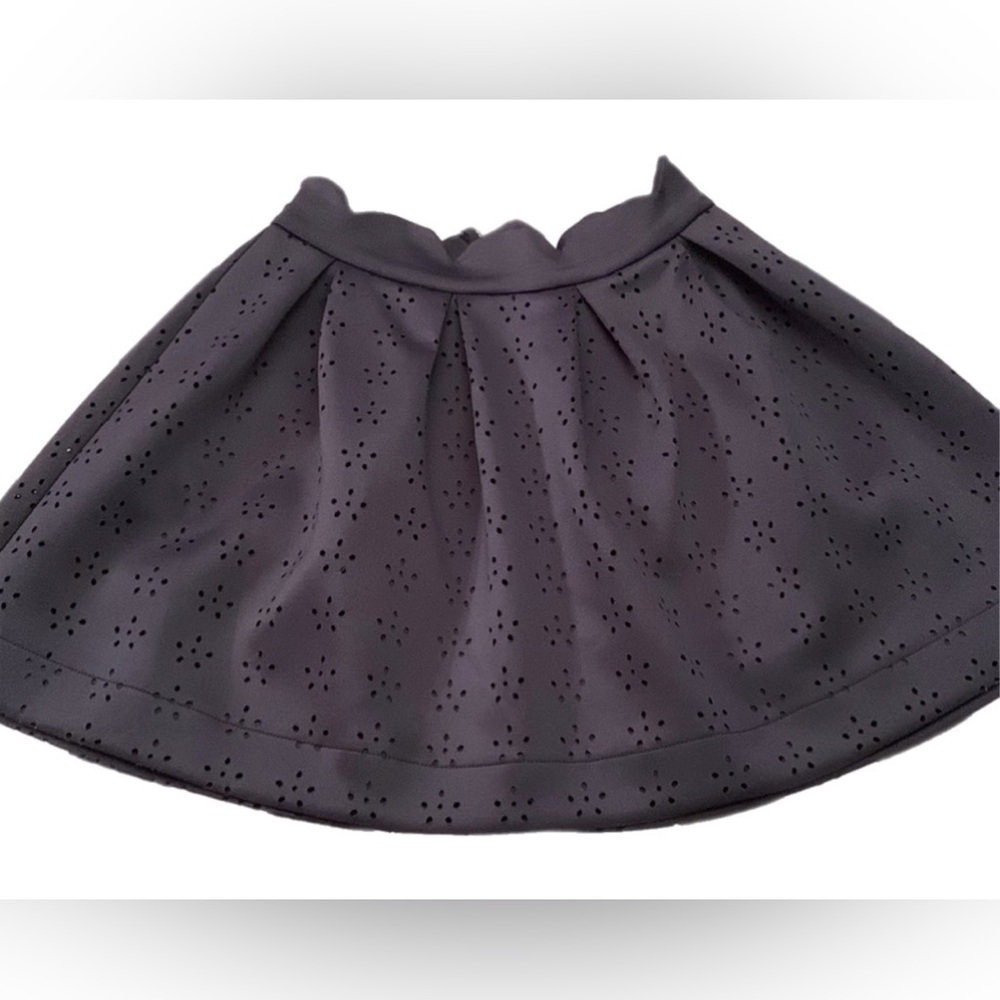 💕Adorable navy skirt with laser cut detail, pleats & exposed back zipper💕